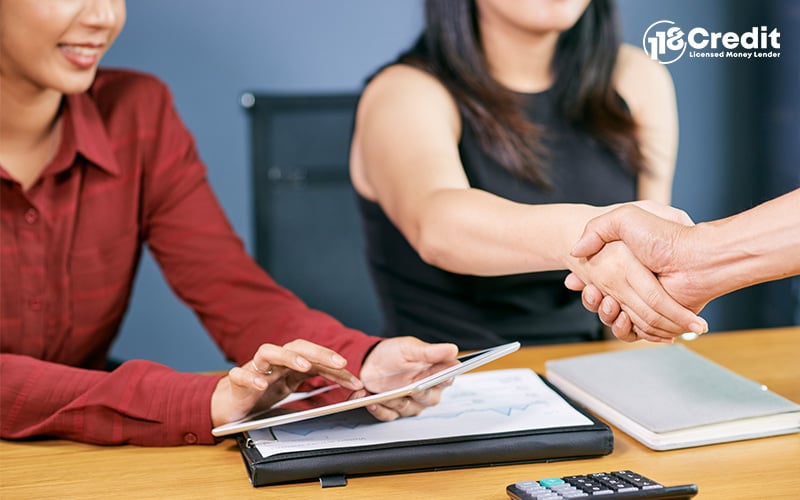 Licensed moneylender closing a personal loan deal in Singapore.