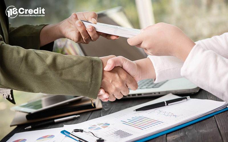 Licensed moneylender loan disbursement and contract signing in Singapore.