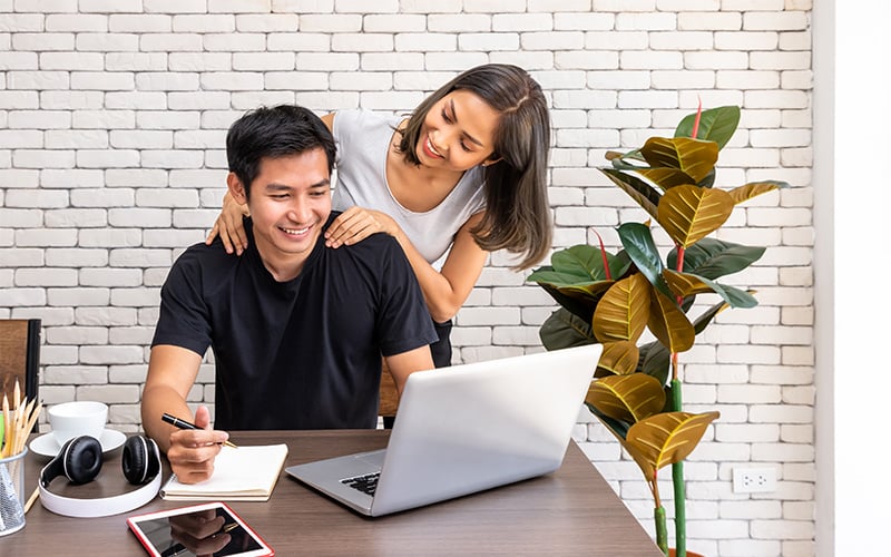 Singapore couple using 118 Credit to plan borrowing decisions.